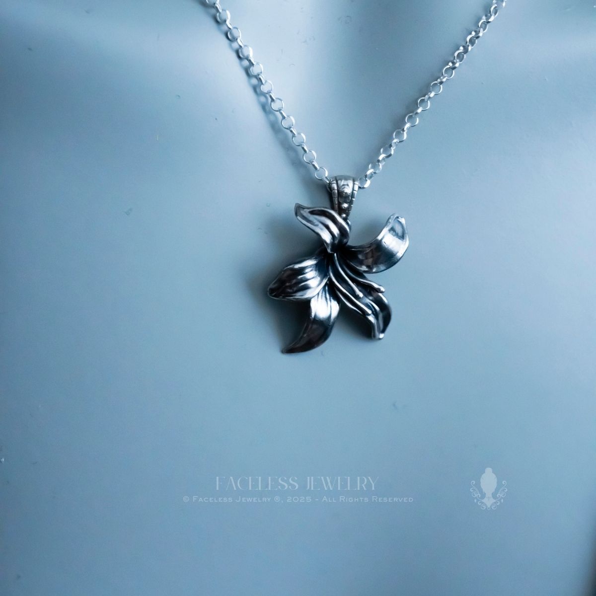 bloom. Lilly — A Sterling Silver Floral Pendant
