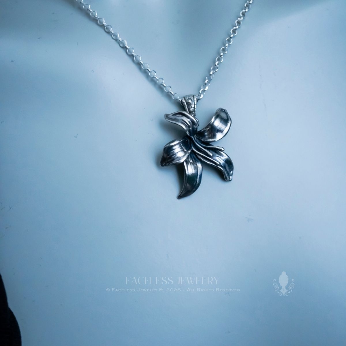 bloom. Lilly — A Sterling Silver Floral Pendant