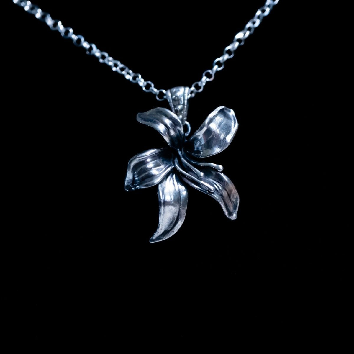 bloom. Lilly — A Sterling Silver Floral Pendant