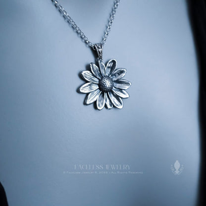 bloom. Daisy — A Sterling Silver Floral Pendant
