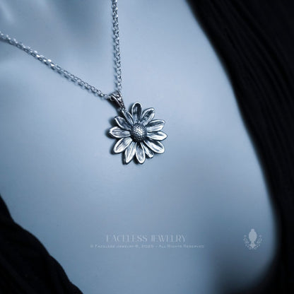bloom. Daisy — A Sterling Silver Floral Pendant